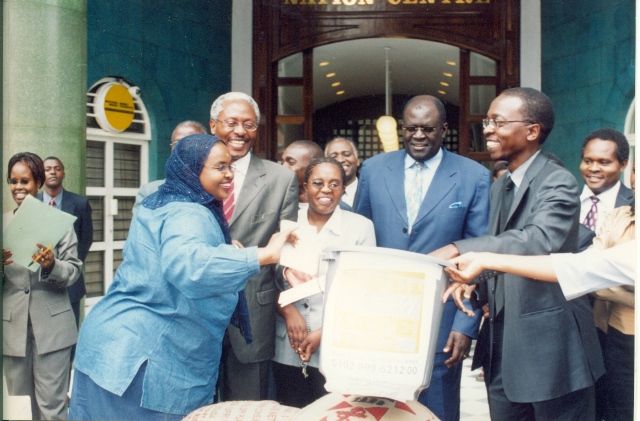 Former Vice Chancellors Prof.Kiamba (2nd Left), Prof. Magoha (3rd right) issue food donations outside Nation Media Centre 2003